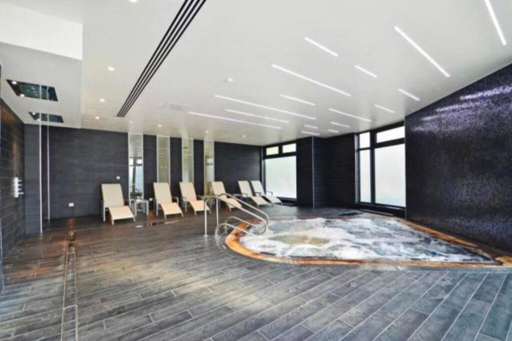 City Studio with Gym Spa Cinema Workspace - Housity
