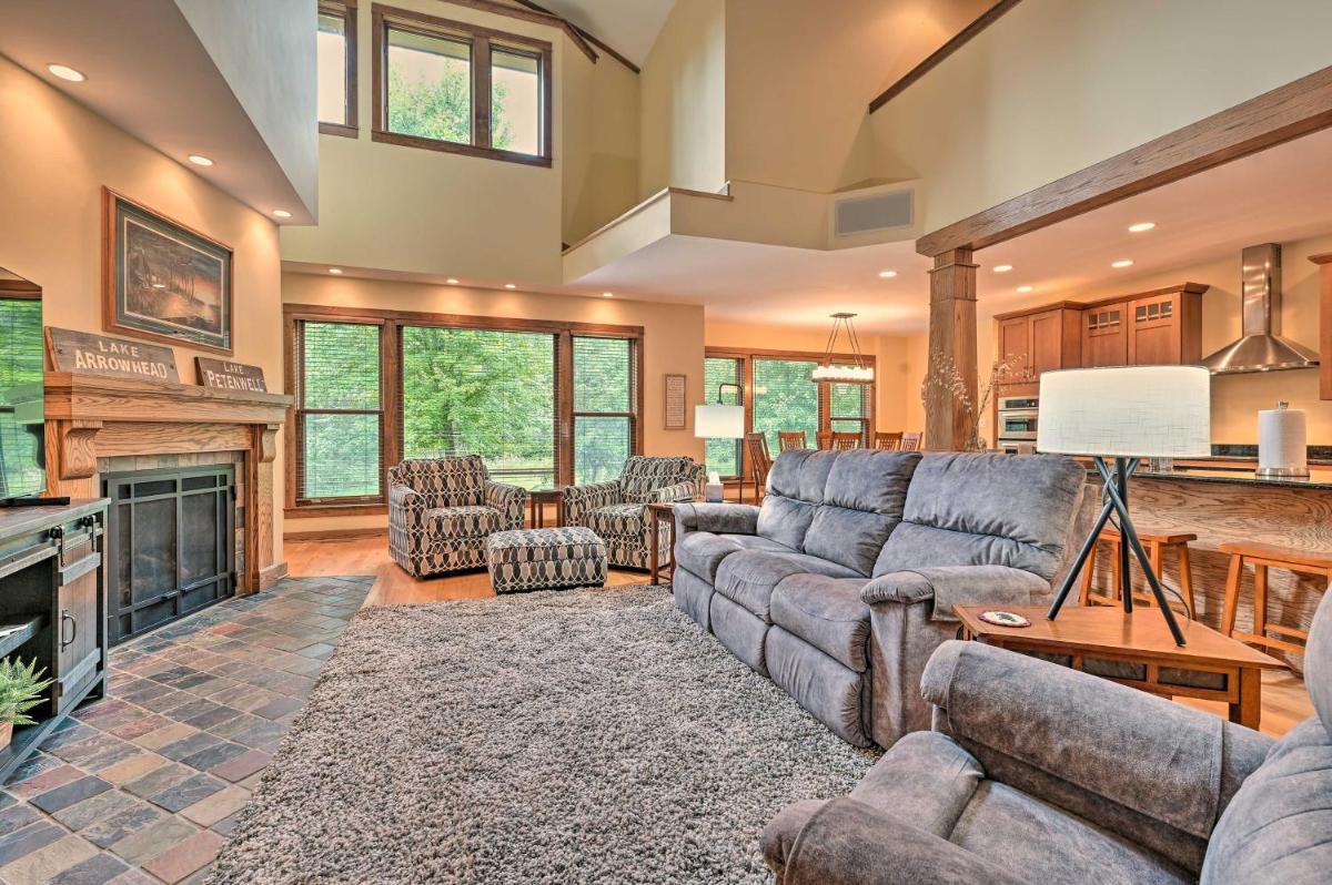 Nekoosa Golf Course Retreat with Hot Tub! - Housity