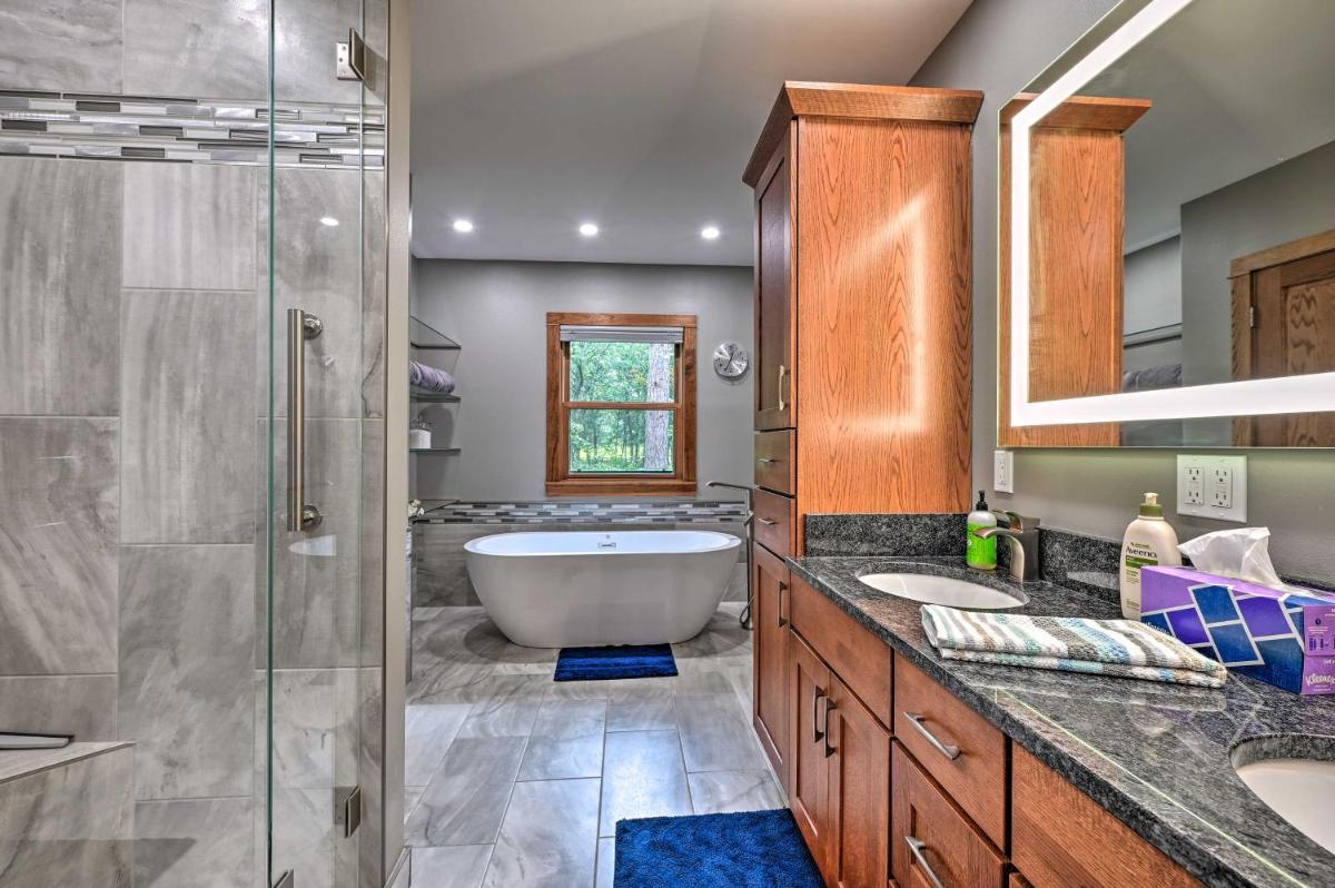 Nekoosa Golf Course Retreat with Hot Tub! - Housity