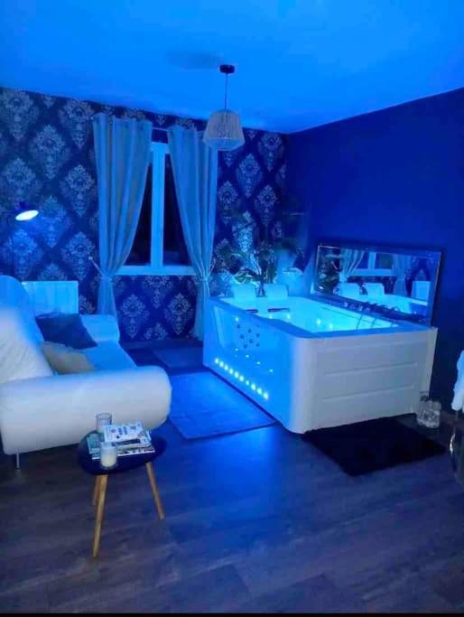 Suite privée avec BALNEO (Jacuzzi ou baignoire). - Housity
