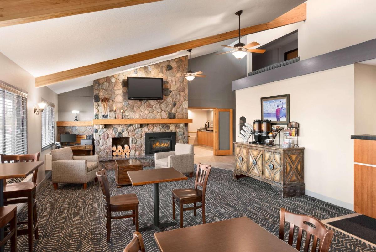 AmericInn by Wyndham Bemidji - Housity