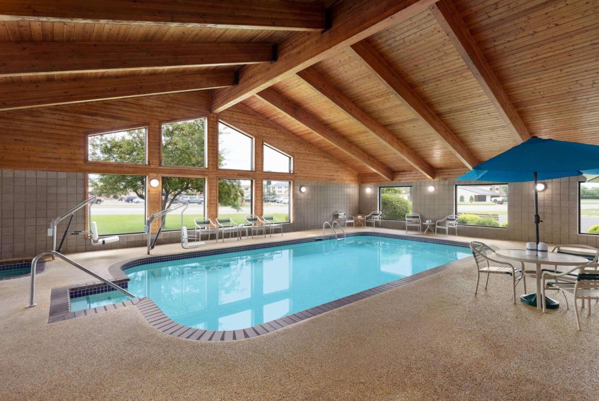 AmericInn by Wyndham Bemidji - Housity