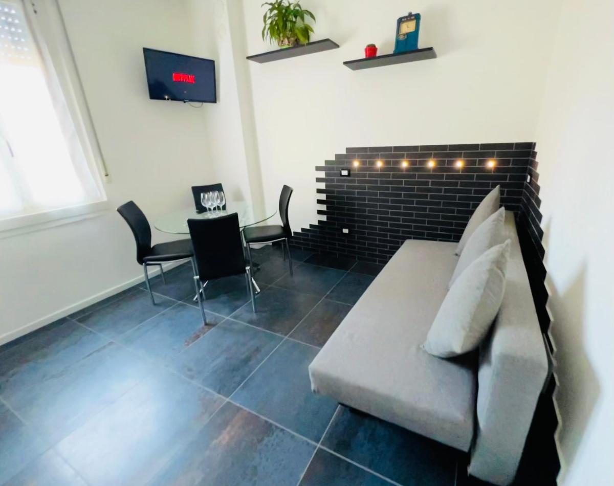 BLAXEJ, nel cuore di Verona, MODERNO ed ELEGANTE, 4 posti letto, Wi-Fi, Self Check In - Housity