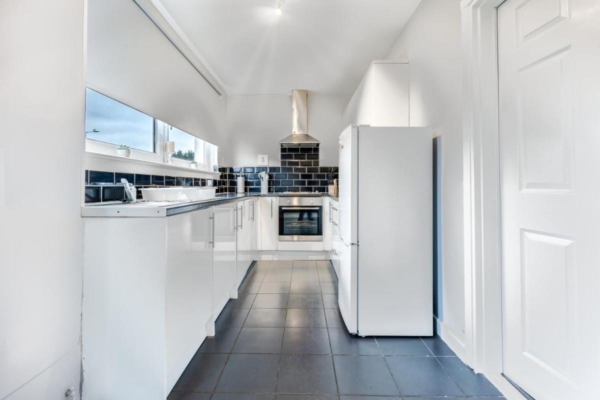 Balloch House -Spacious 3 bed house with on street parking - Housity