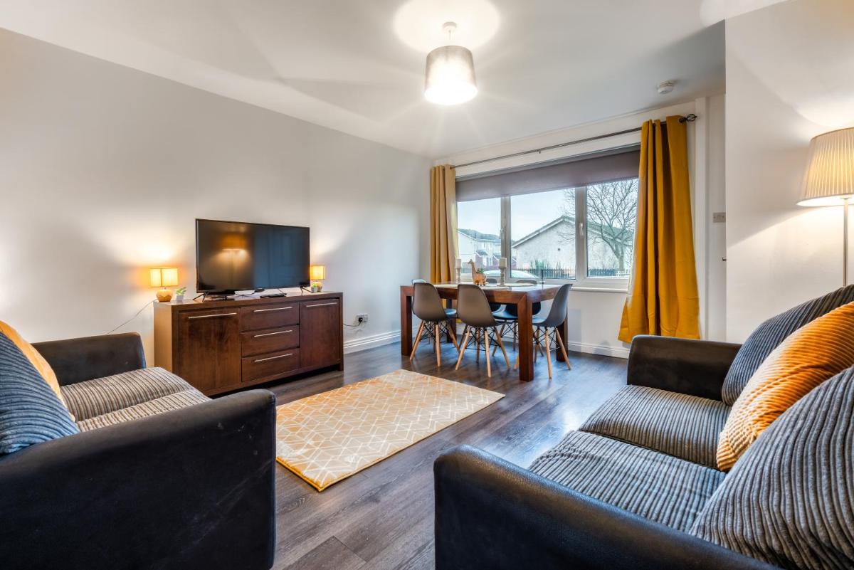 Balloch House -Spacious 3 bed house with on street parking - Housity