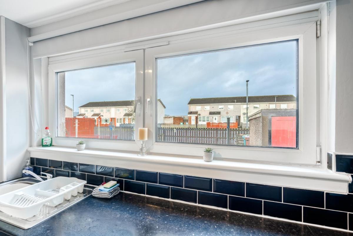 Balloch House -Spacious 3 bed house with on street parking - Housity