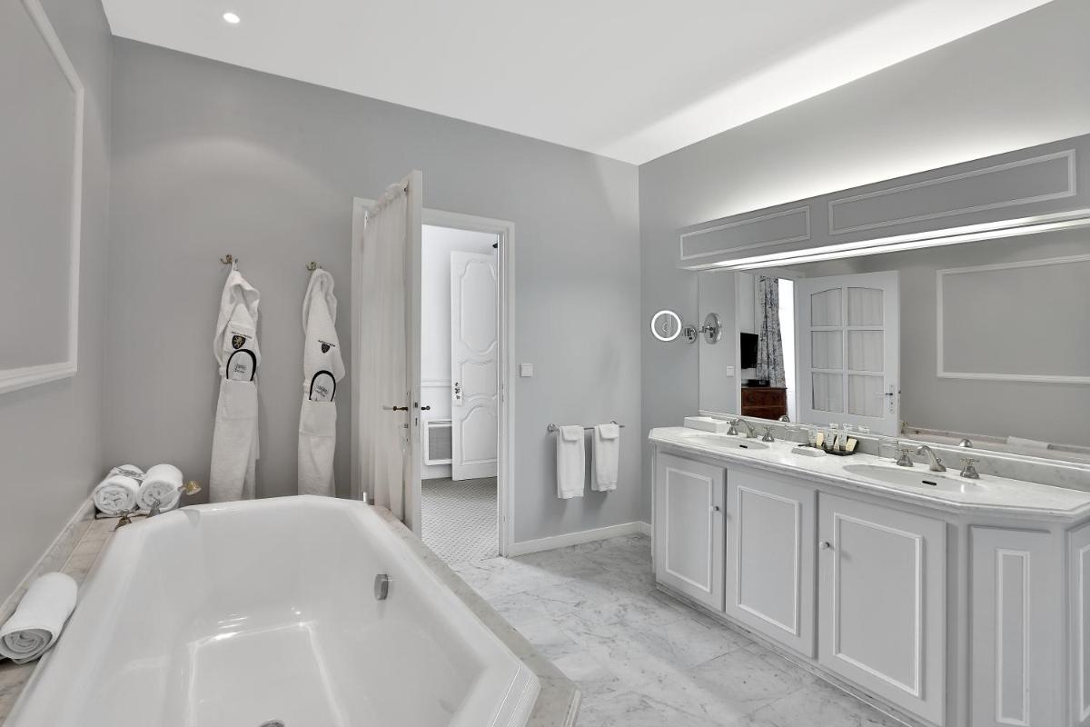Salle de bains dans l'établissement Château des Vigiers