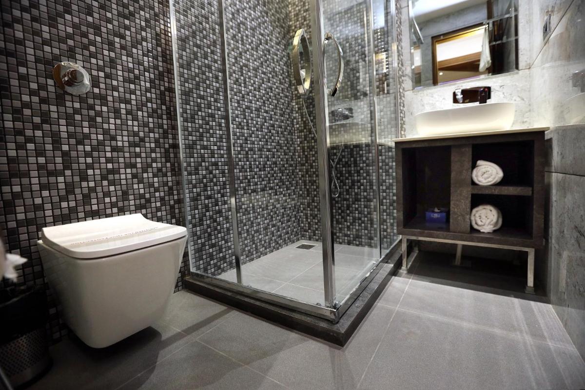 ROYAL LALIT Grand Hotel - Housity