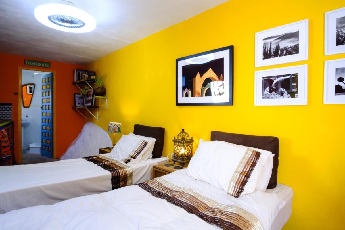 The Studio, a colourful, small and unique one bedroom studio in Comares - Housity
