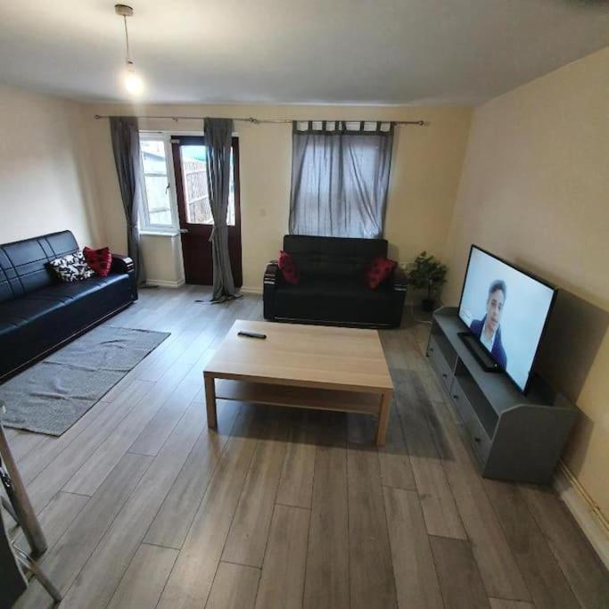 NO Close To Central London 4 Bedroom House - Housity