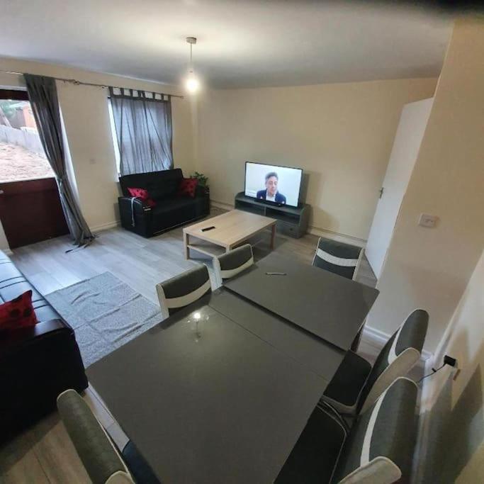 NO Close To Central London 4 Bedroom House - Housity