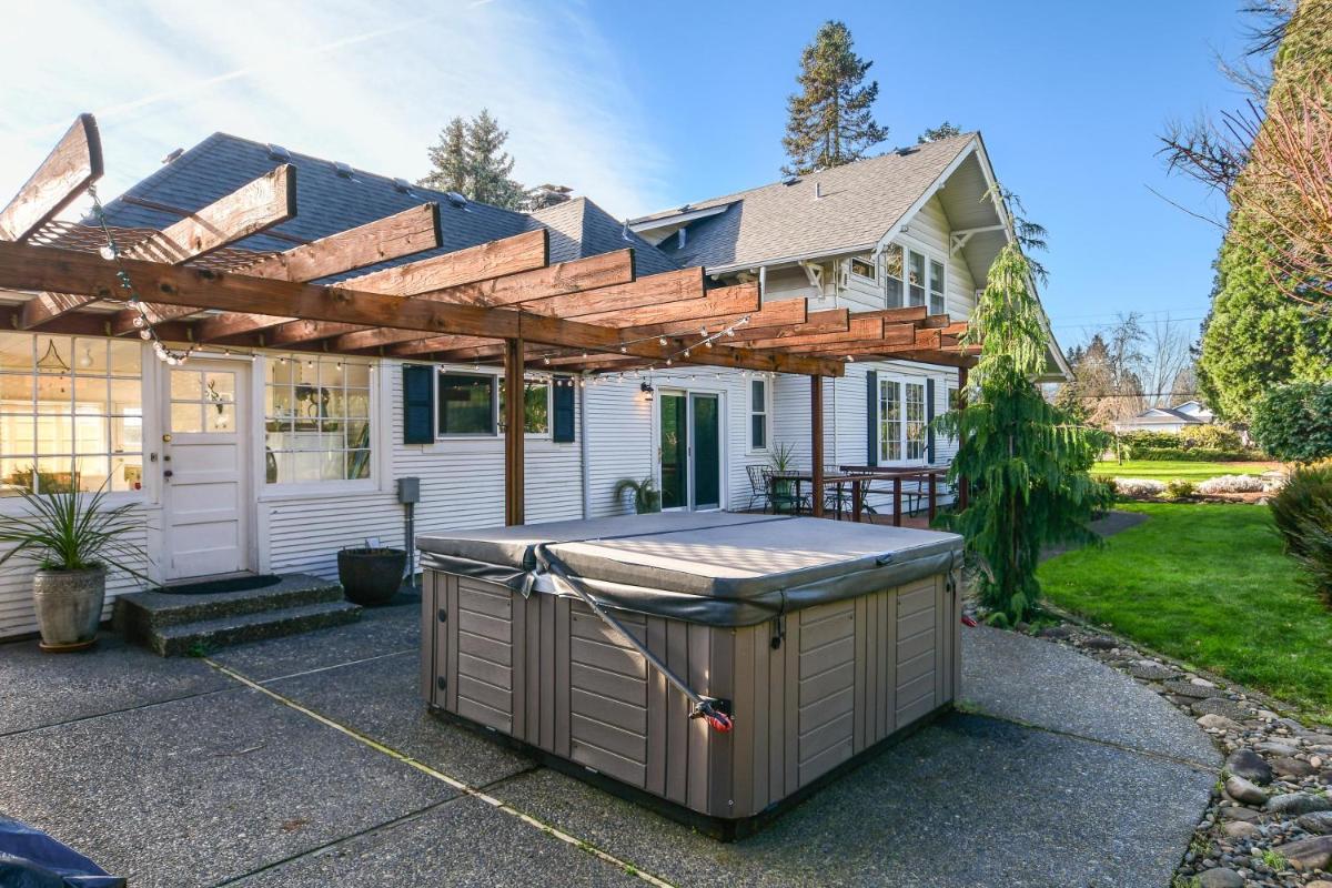 Unique And Spacious Farmhouse Stay In The Heart Of Washougal - Housity