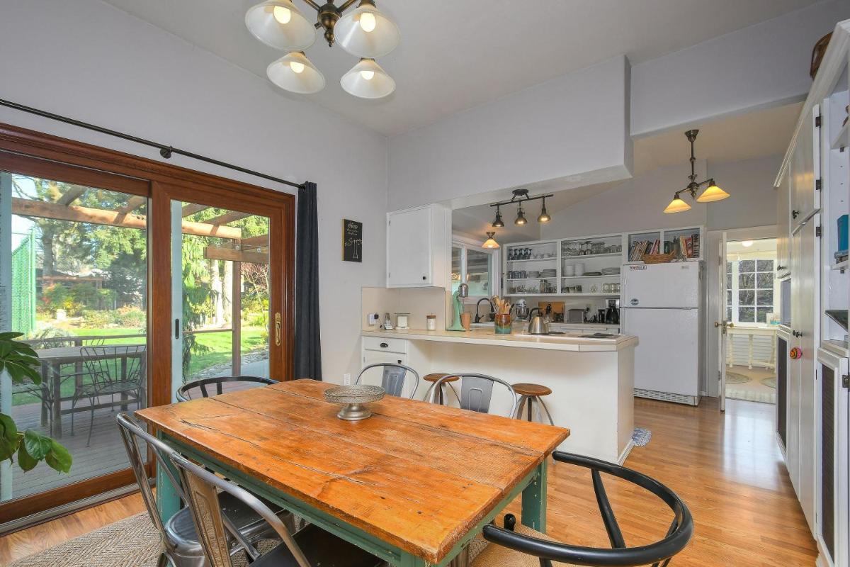 Unique And Spacious Farmhouse Stay In The Heart Of Washougal - Housity