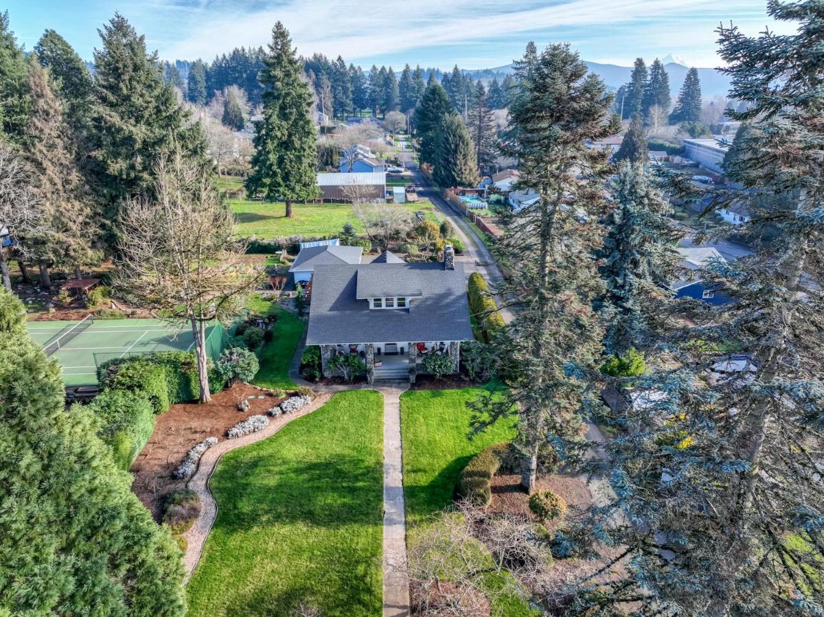 Unique And Spacious Farmhouse Stay In The Heart Of Washougal - Housity