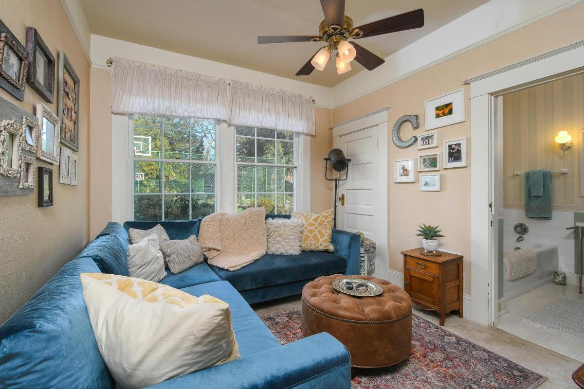 Unique And Spacious Farmhouse Stay In The Heart Of Washougal - Housity