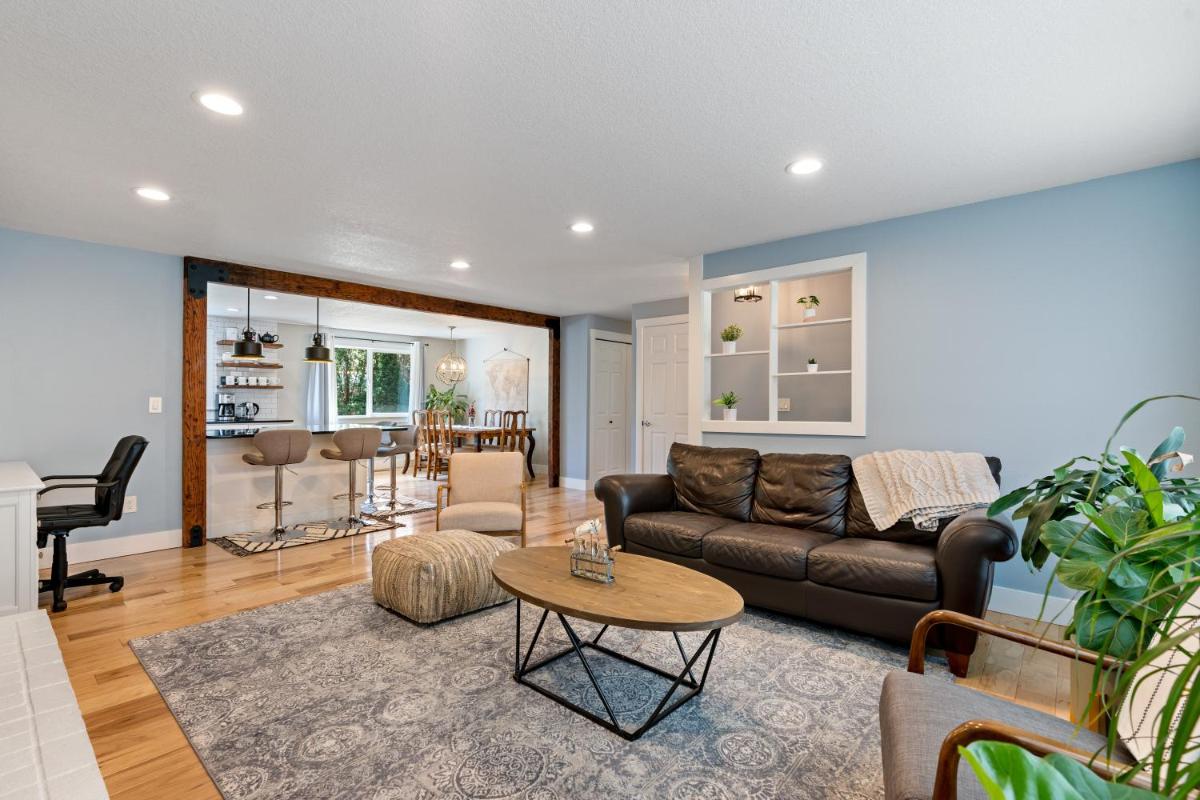 Family Friendly And Quiet Residential Oasis - Housity