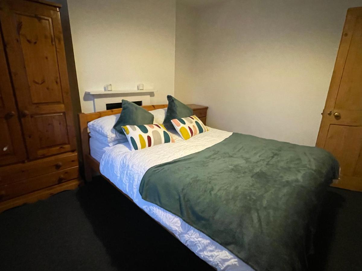 Cozy 3 Bedrooms Home off Mill Road Sleep up to 6 - Housity