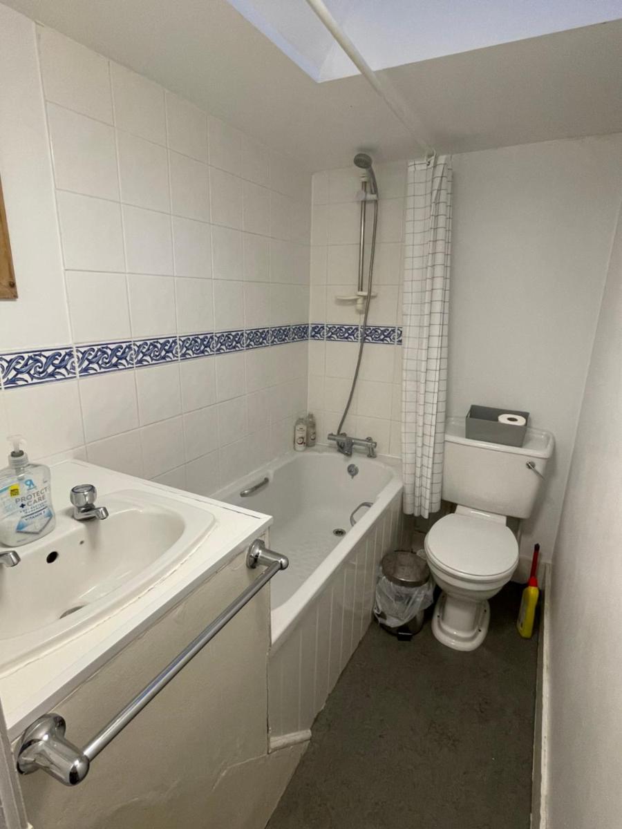 Cozy 3 Bedrooms Home off Mill Road Sleep up to 6 - Housity