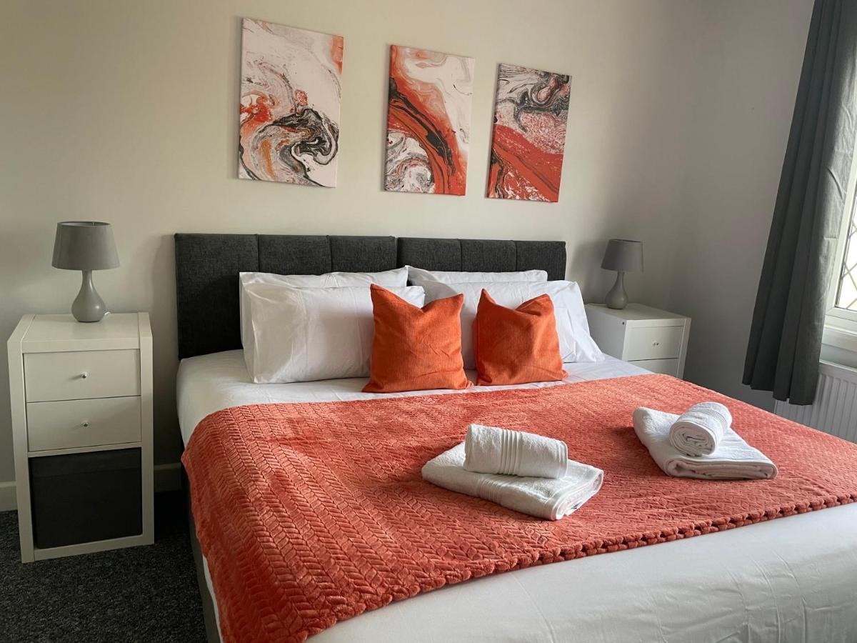 Modern 4 Bedroom House 10 mins from East Croydon with Garden and Free parking - Housity