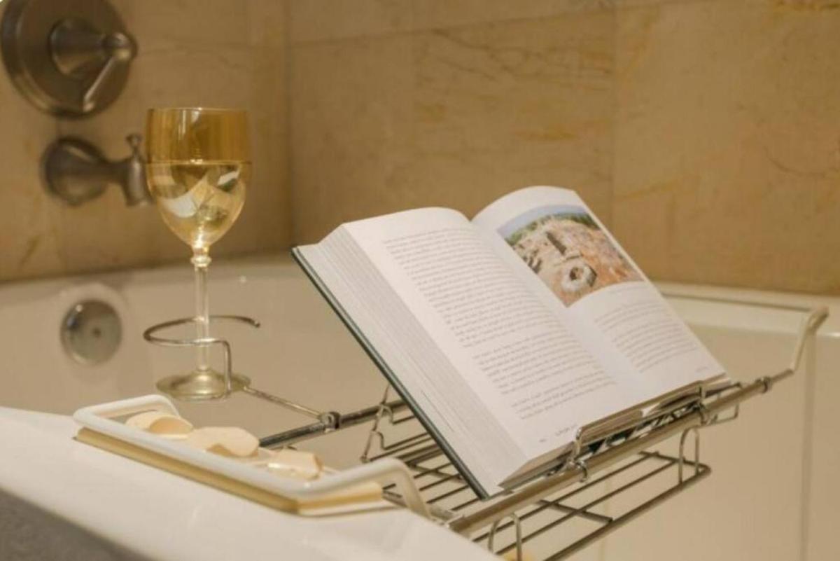Wine-Dine-Sunshine Cozy Flat in The Heart of DTSP - Housity