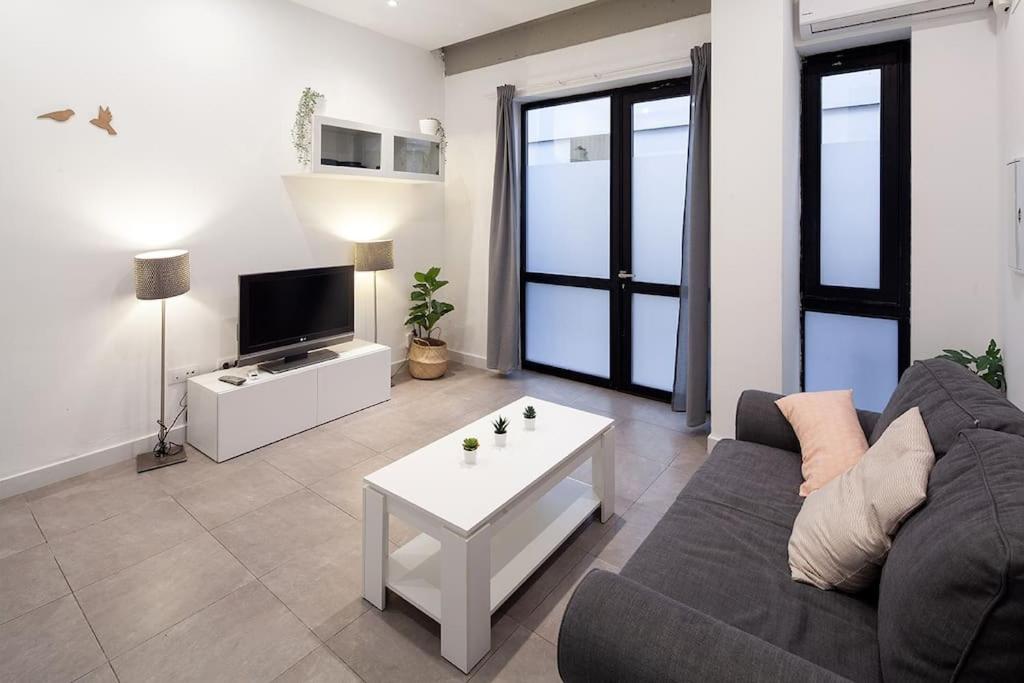 Loft next to calle Betis, best area of Seville-Sevillarooms - Housity