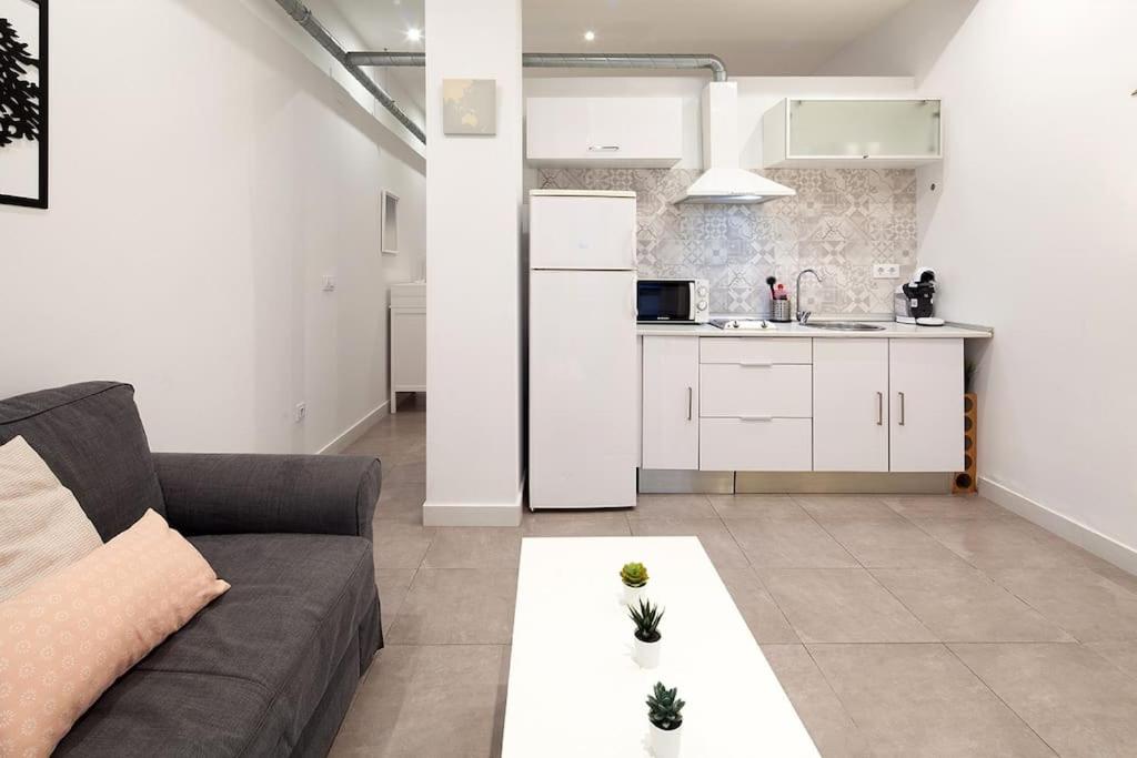 Loft next to calle Betis, best area of Seville-Sevillarooms - Housity