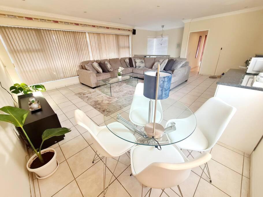 Suitetrails - Luxurious Pvt Apartment ,Power backup, Pool & Jaccuzi