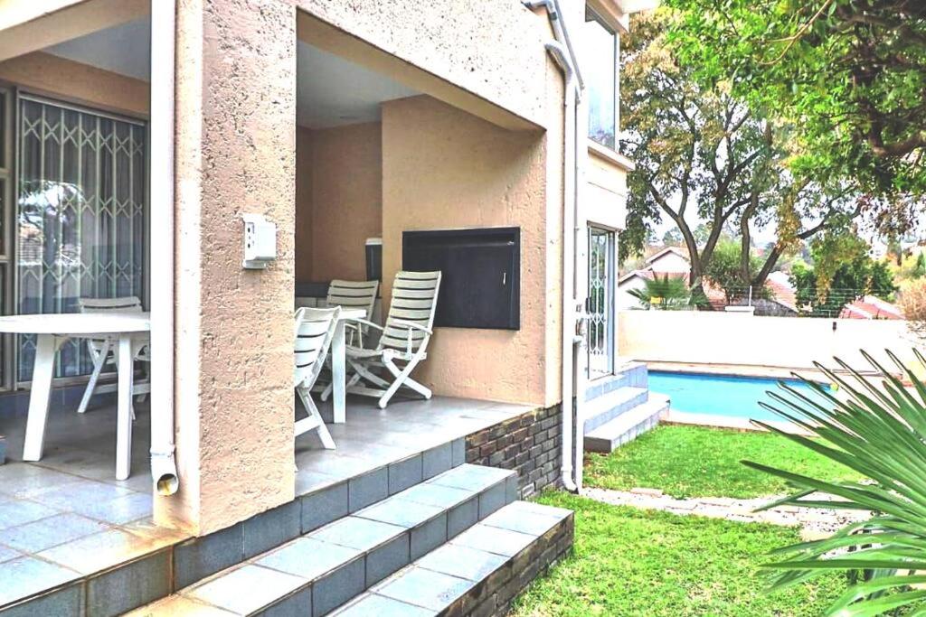 Suitetrails - Luxurious Pvt Apartment ,Power backup, Pool & Jaccuzi