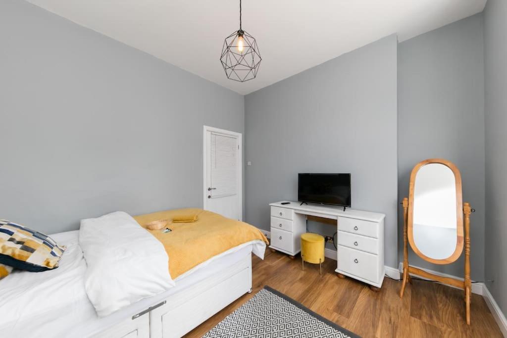 stunning luxurious family home near Alton towers - Housity