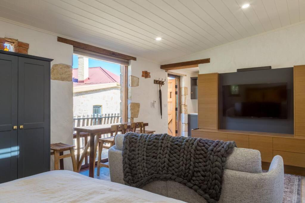 A Romantic Uraidla Studio - Housity