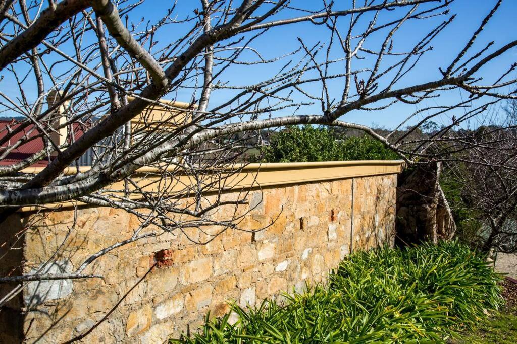 A Romantic Uraidla Studio - Housity