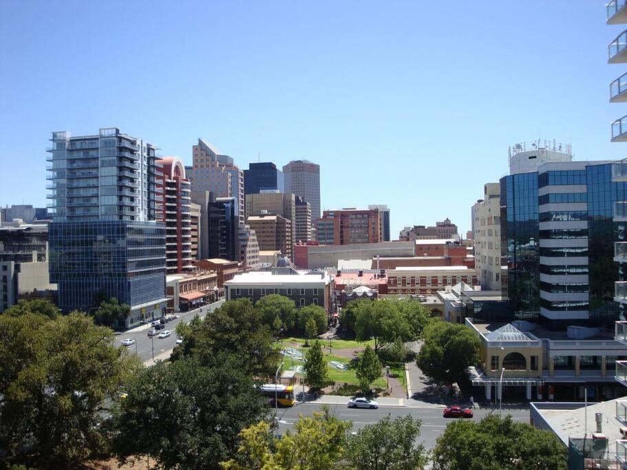 Luxury Overlooking Hindmarsh Sq with Pool & Gym - Housity