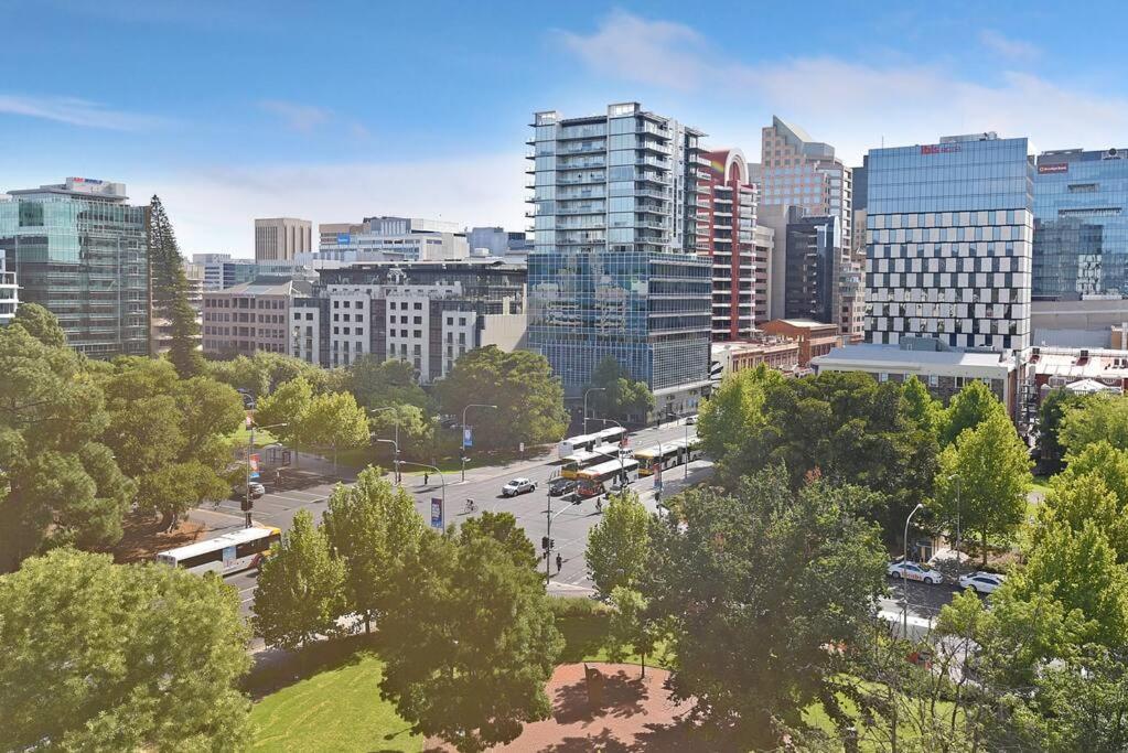 Luxury Overlooking Hindmarsh Sq with Pool & Gym - Housity