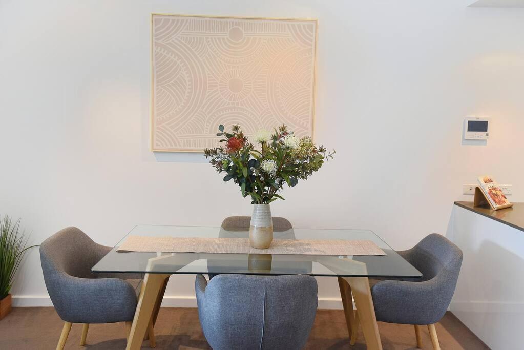 Luxury Overlooking Hindmarsh Sq with Pool & Gym - Housity