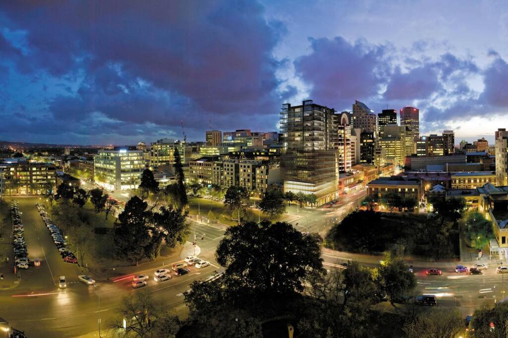 Luxury Overlooking Hindmarsh Sq with Pool & Gym - Housity