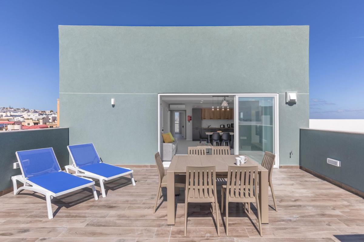Unique Penthouse with private heated Jacuzzi, close to restaurants and night life - Housity