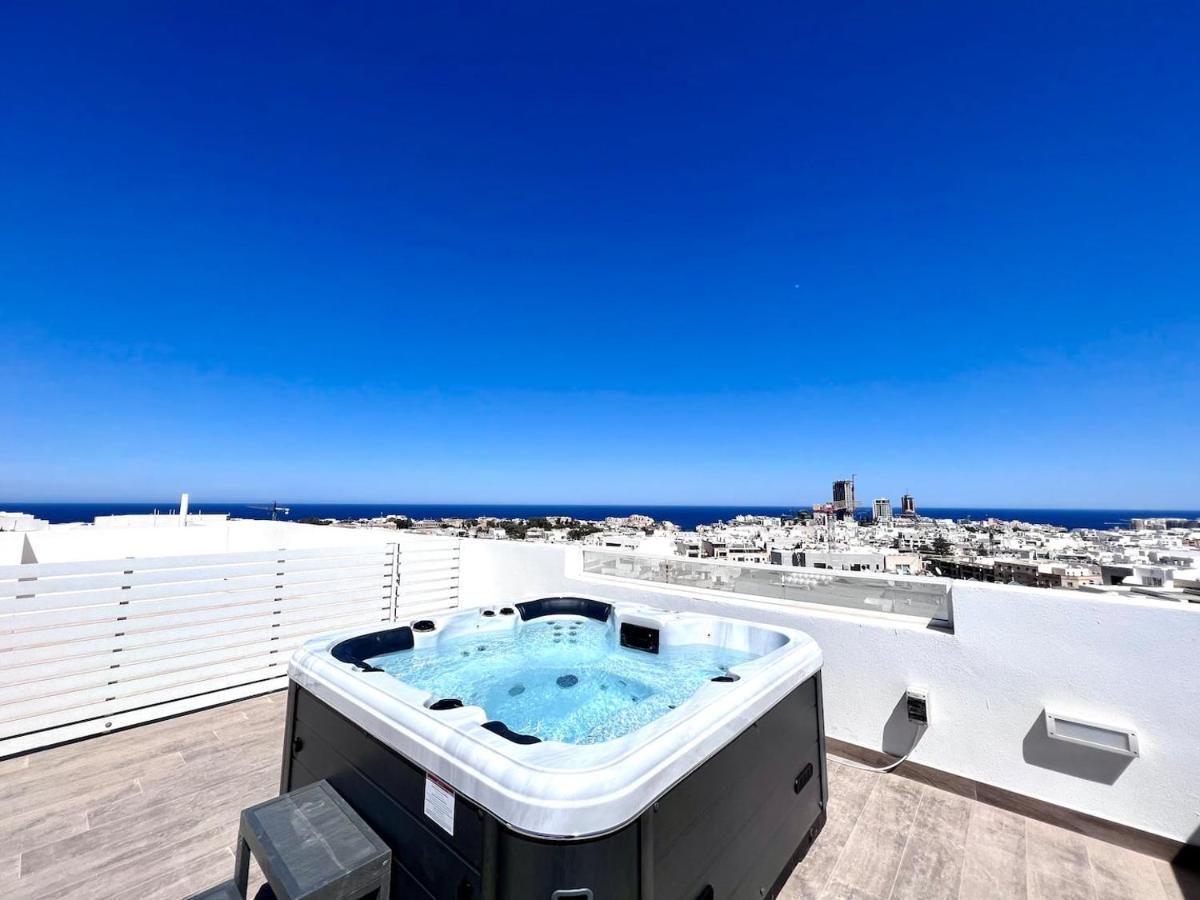 Unique Penthouse with private heated Jacuzzi, close to restaurants and night life - Housity