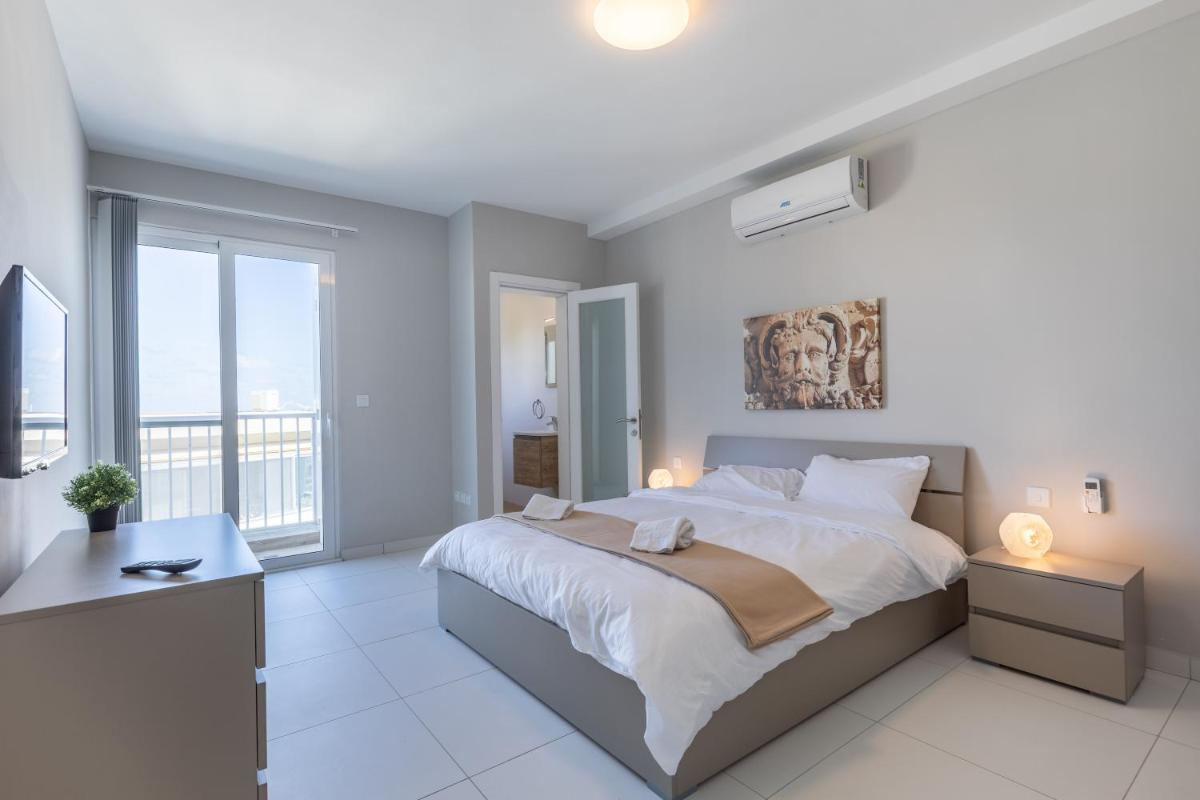 Unique Penthouse with private heated Jacuzzi, close to restaurants and night life - Housity