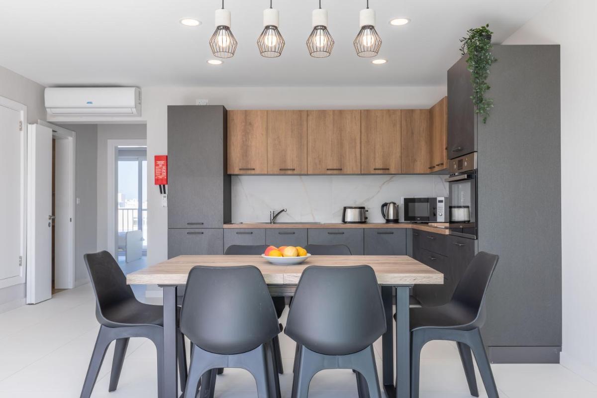 Unique Penthouse with private heated Jacuzzi, close to restaurants and night life - Housity