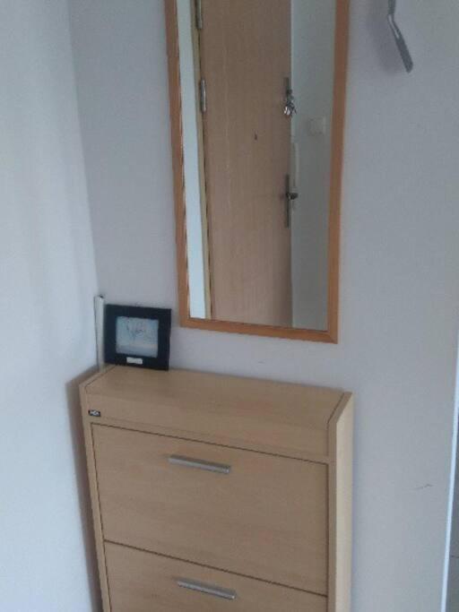 Jasne czyste i zadbane mieszkanie blisko lotniska - Housity