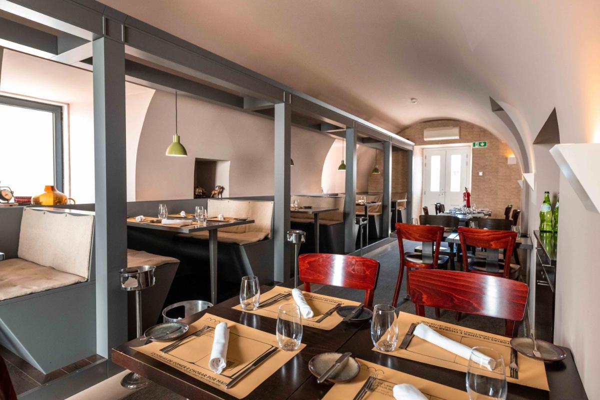 Uma área de estar em Pestana Cidadela Cascais - Pousada & Art District