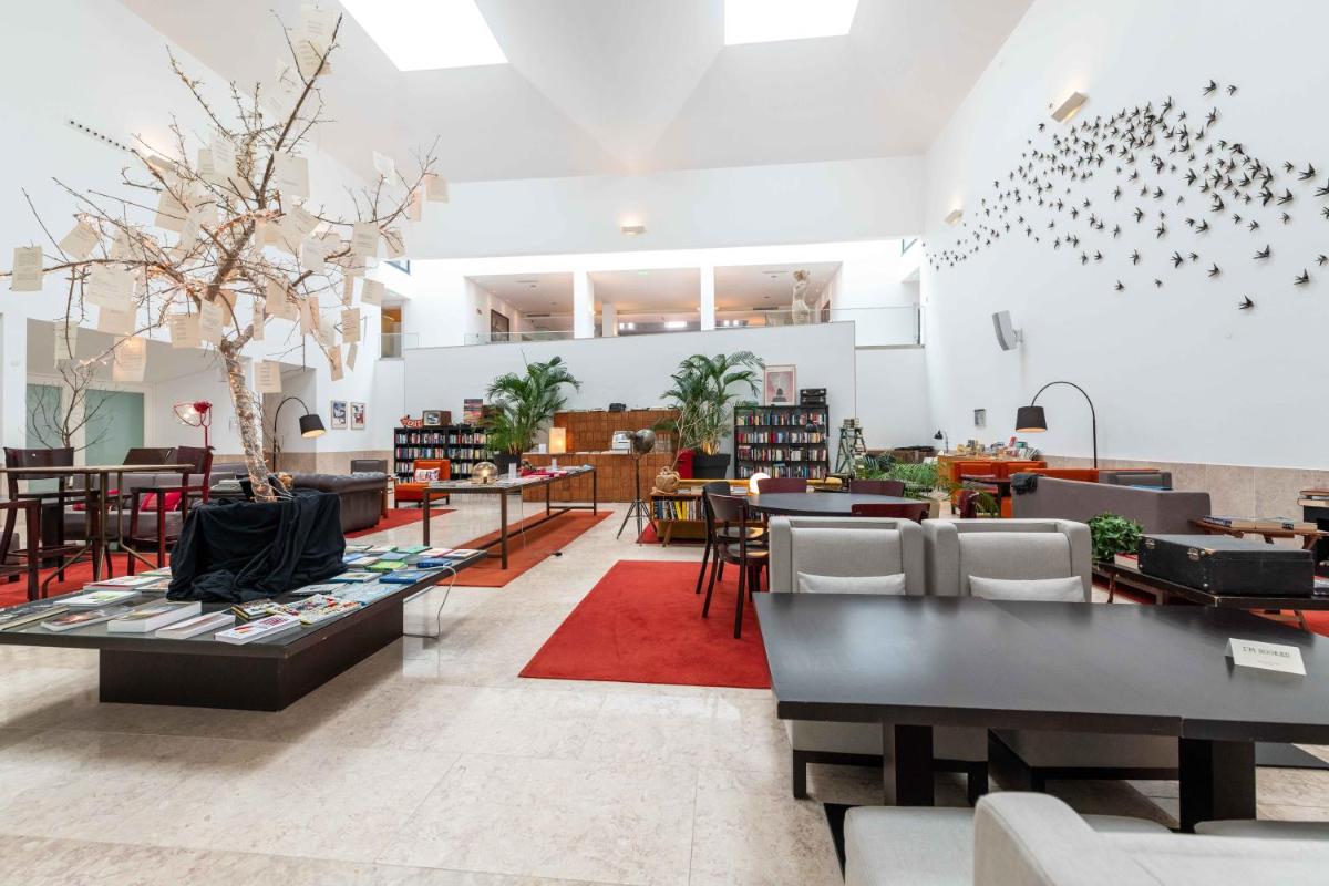 Uma área de estar em Pestana Cidadela Cascais - Pousada & Art District