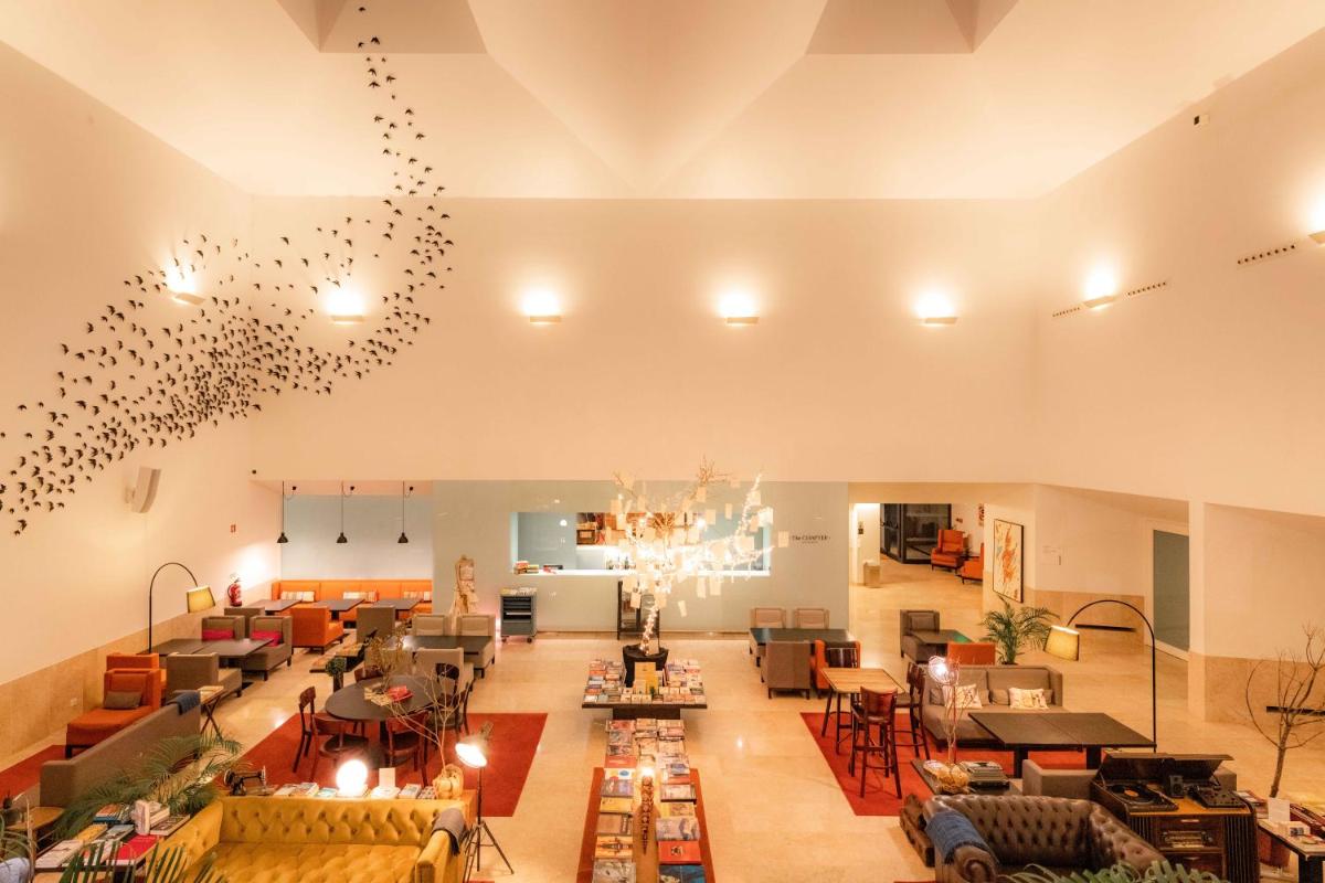 Uma área de estar em Pestana Cidadela Cascais - Pousada & Art District
