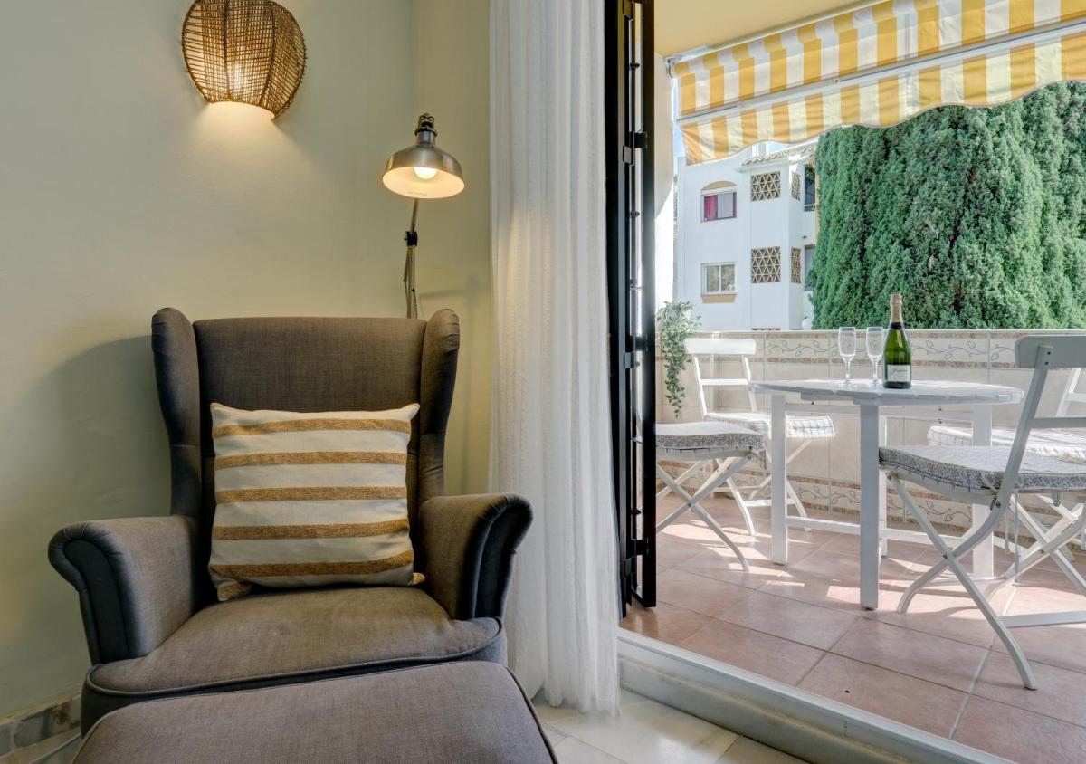 2 Bed Apartment w/Pool close to Beach + Amenities - Housity