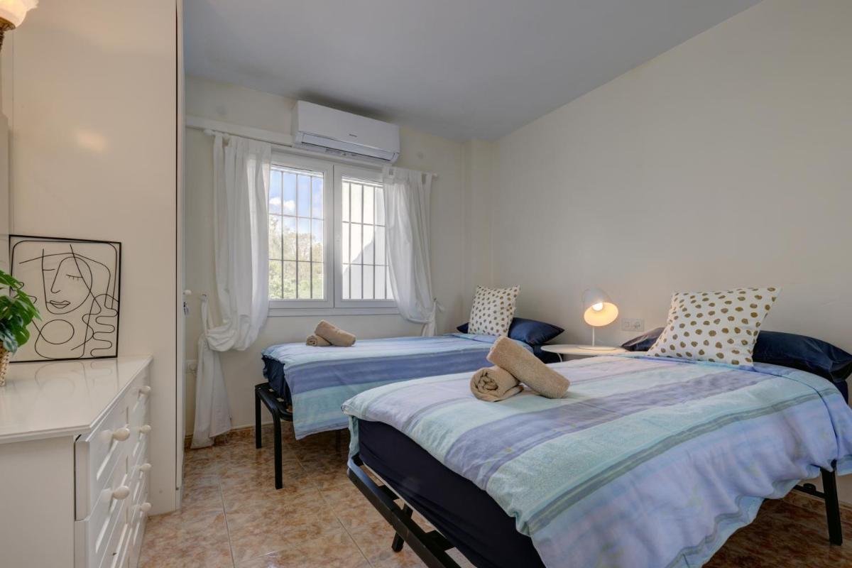 2 Bed Apartment w/Pool close to Beach + Amenities - Housity