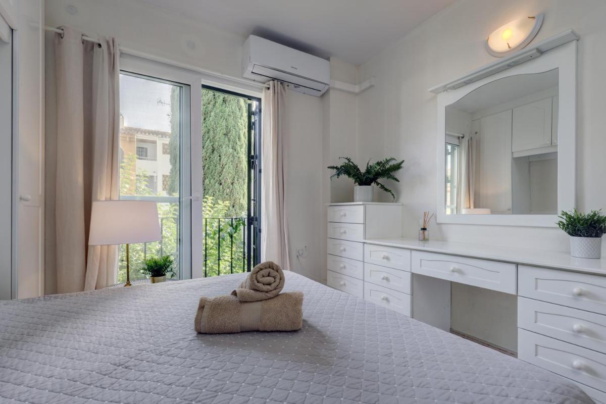 2 Bed Apartment w/Pool close to Beach + Amenities - Housity