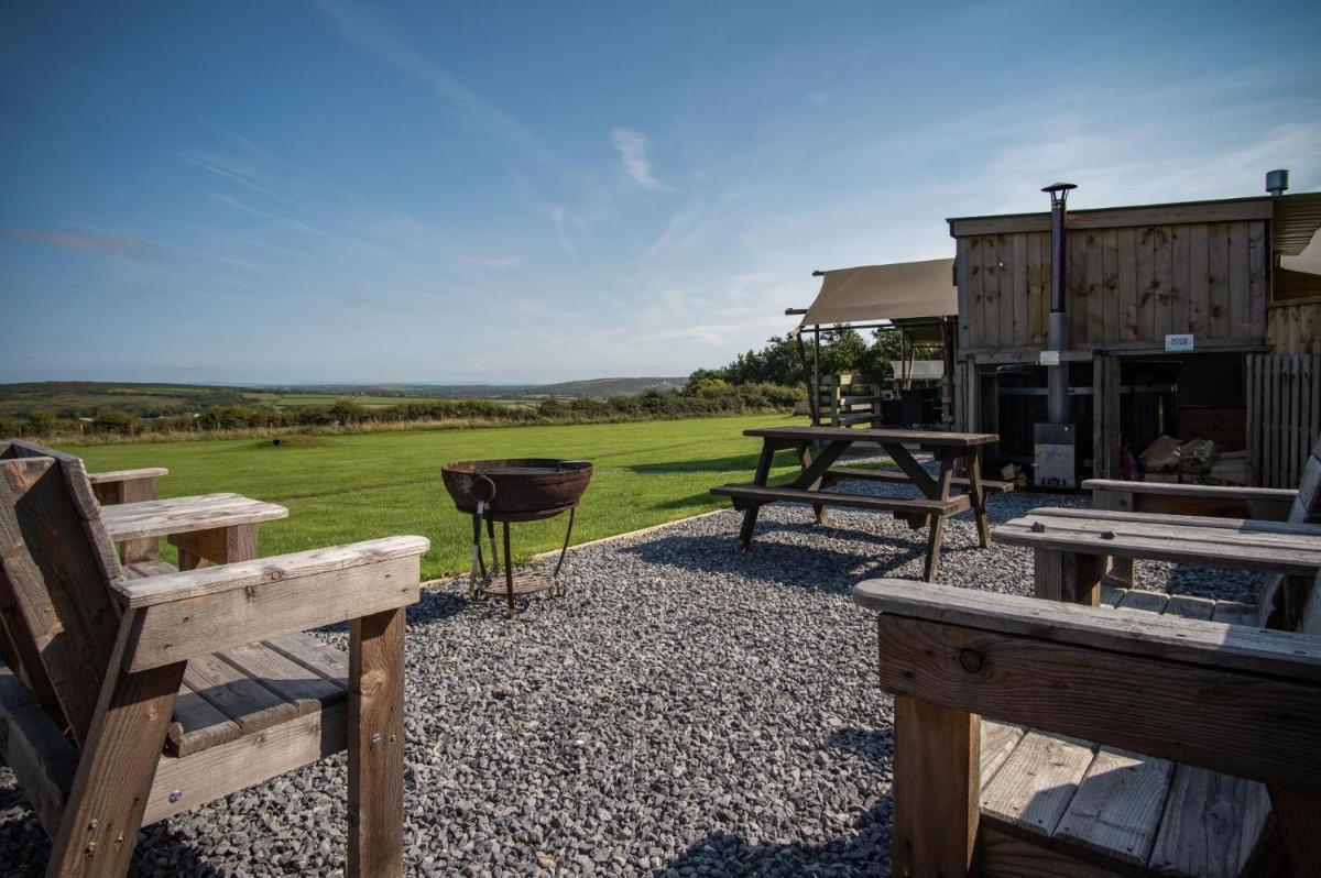 Worms Head - Safari Glamping Tent - Llangennith - Housity