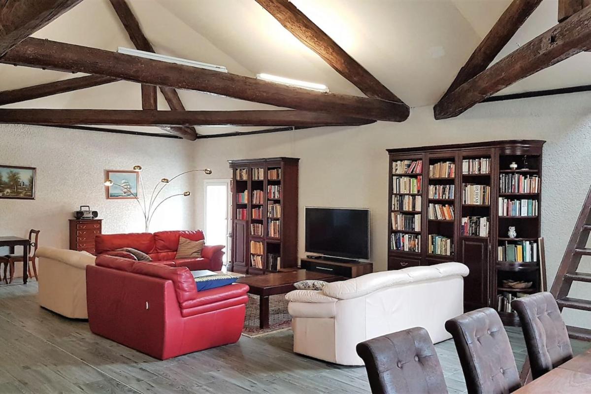 Suitetrails - Maison de 6 chambres avec piscine interieure jardin clos et wifi a Lespignan
