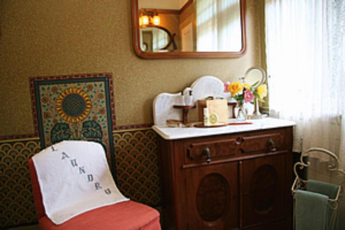 The Jabberwock Bed & Breakfast - Housity