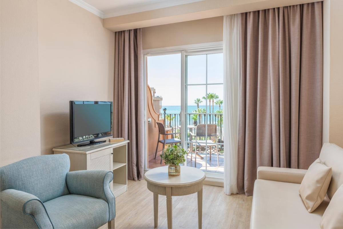 Una televisión o centro de entretenimiento en Iberostar Waves Málaga Playa